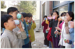 아이들이 칫솔질 이후 물을 마시고 있는 모습