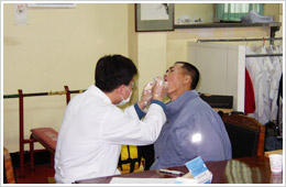 의사가 환자를 치아를 치료하고 있는 모습
