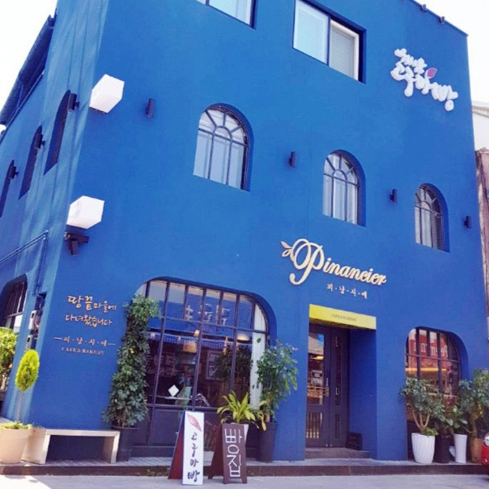 파란 건물의 1층 간판에 '피낭시에'라고 영어로 적어져있는 식당 외관의 모습